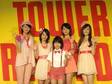 イベント開始前に行われた会見で、松山メアリ（写真右）は「デビュー日はみんなでCDショップに行って、本当に売っているか確かめにいきました」と告白。宮武祭（中央）は「学校の友達からも、テレビで観たよって言われました」と語り、その場を和ませた。