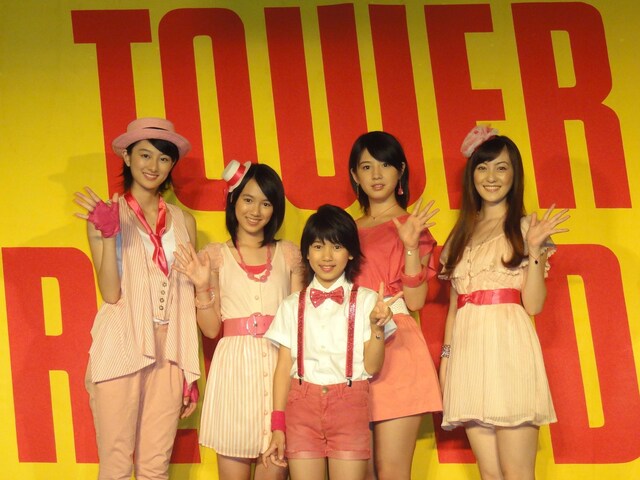 イベント開始前に行われた会見で、松山メアリ（写真右）は「デビュー日はみんなでCDショップに行って、本当に売っているか確かめにいきました」と告白。宮武祭（中央）は「学校の友達からも、テレビで観たよって言われました」と語り、その場を和ませた。