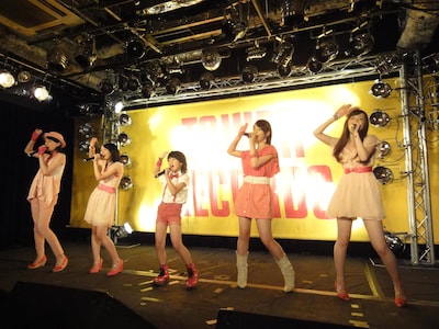 デビュー会見で「目標は東京ドームと紅白歌合戦！」と語った桜庭ななみ（写真右から2番目）は、「紅白のためなら、今年の年末は実家の鹿児島には帰りません！」と力強く宣言。