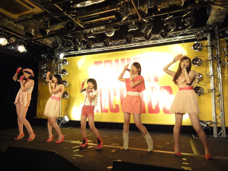 デビュー会見で「目標は東京ドームと紅白歌合戦！」と語った桜庭ななみ（写真右から2番目）は、「紅白のためなら、今年の年末は実家の鹿児島には帰りません！」と力強く宣言。