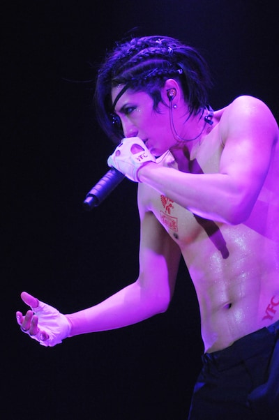 水着姿で熱唱するGACKT。