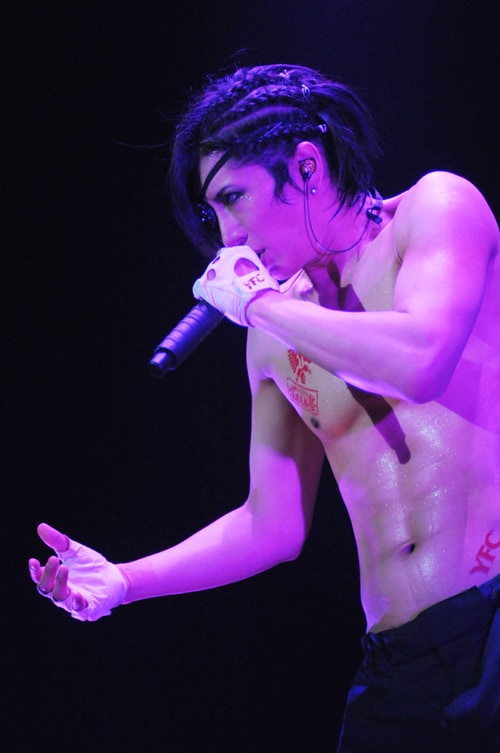 水着姿で熱唱するGACKT。