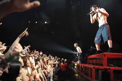 写真は8月29日のZepp Tokyo公演「煌☆雄兎狐塾 ～男女混欲美濡戯祭～」の様子。