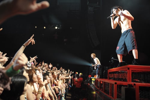 水着の観客が会場を埋め尽くした。