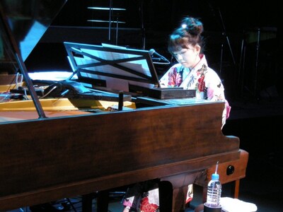 プレイエル社製ダブルグランドピアノを浴衣姿で演奏する牧野由依。このピアノはクラシックコーナーのみならず、新曲「碧の香り」など随所でプレイされた。