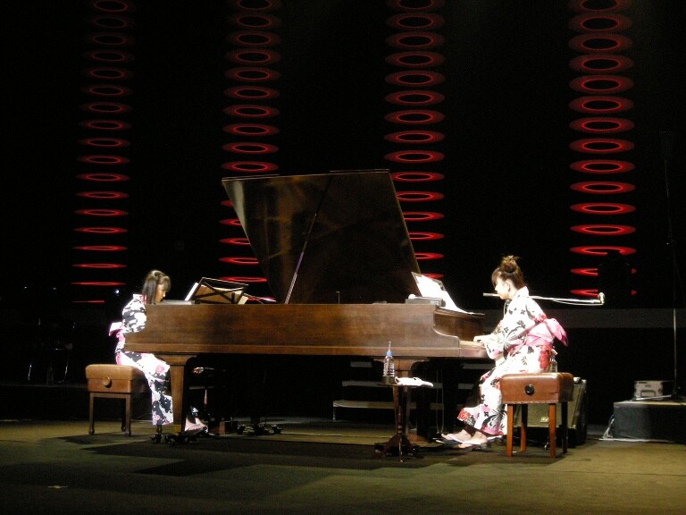 2人で向かい合って演奏するというダブルグランドピアノならではの光景。貴重なピアノであることはもちろん、総重量が750kgにもおよぶため、運送会社には難色を示されてしまったという。