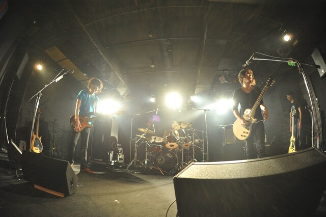 PLAGUESは林幸治（TRICERATOPS・写真左）をサポートベーシストに迎え、9月10日より全国ツアーを実施予定。