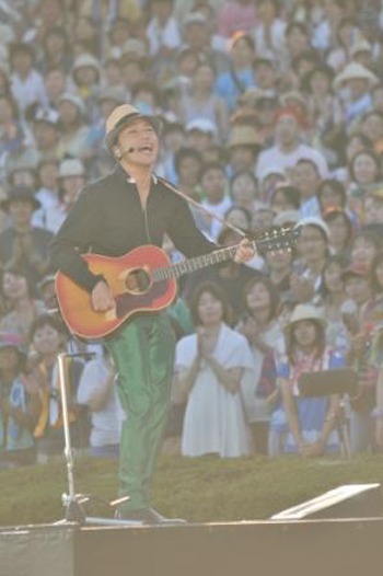 写真は「歌う！トータス松本伝説」ステージの様子。