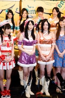 SKE48の特徴を訊ねられると、松井玲奈（写真左から2番目）は「普段は42人のメンバーで栄にあるSUNSHINE SAKAEで活動してます。今日の出演者の中では唯一拠点を持つグループです」とコメント。