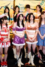 SKE48の特徴を訊ねられると、松井玲奈（写真左から2番目）は「普段は42人のメンバーで栄にあるSUNSHINE SAKAEで活動してます。今日の出演者の中では唯一拠点を持つグループです」とコメント。