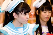 ももいろクローバーの早見あかり（写真左）は、どのグループに一番負けたくないかと質問されると「誰がライバルというわけではなく、全グループに負けないようにがんばる」と力強くコメント。