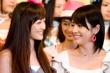 bump.yの松山メアリ（写真左）、桜庭ななみ（右）。