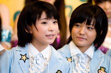 スマイレージの福田花音（写真左）、小川紗季（右）。
