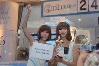 ニオわないお墨付きをもらい、くす玉を割って喜ぶ2人。