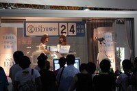 トラック内の2人は街行く人々から注目を集めた。