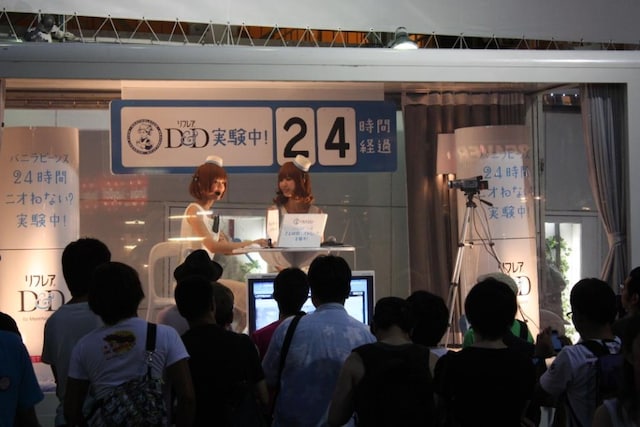 トラック内の2人は街行く人々から注目を集めた。