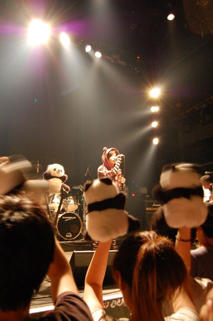 上海のオーディエンスを前にパフォーマンスを披露するPANDA 1/2。