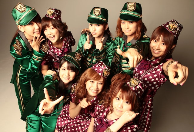 モーニング娘。から単独でレギュラー出演中の田中れいな（写真前列手前）。