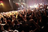 超満員のオーディエンスは2組の競演を存分に堪能していた。