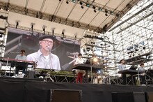 8月8日に行われた「WORLD HAPPINESS 2010」でパフォーマンスを披露するpupa。