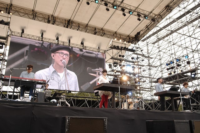 8月8日に行われた「WORLD HAPPINESS 2010」でパフォーマンスを披露するpupa。