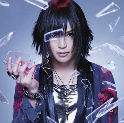 ライブで発表されたメジャーデビューシングル「Story」通常盤ジャケット。初回盤とは異なるハードなテイストに仕上がっている。