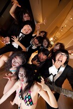 写真左よりドリー、ボギー、井口昇監督、ダニー。今回制作される映像はミニアルバム初回限定盤DVDのみで楽しめる（(c)eri shibata）。