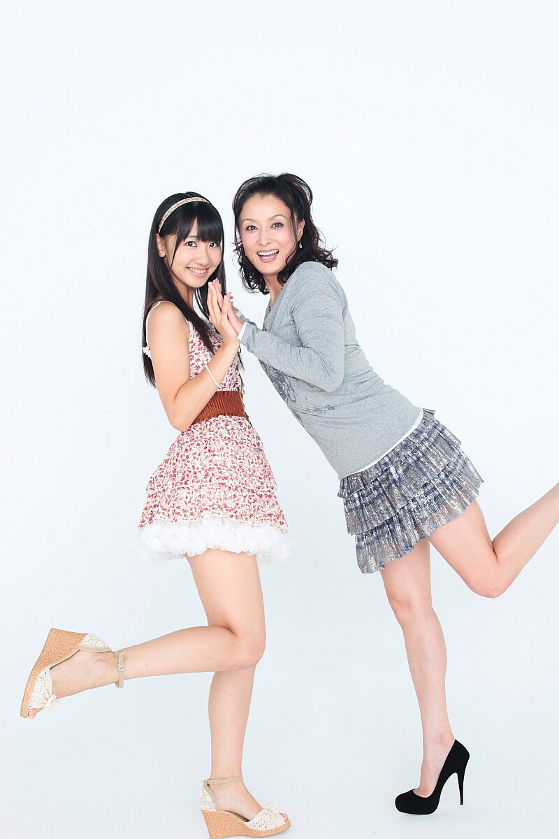 AKB48柏木由紀(写真左)と元おニャン子クラブ国生さゆりのツーショット。(撮影:細居幸次郎 (C)週刊ヤングジャンプ/集英社)