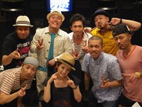 千秋を囲むET-KINGの7人。