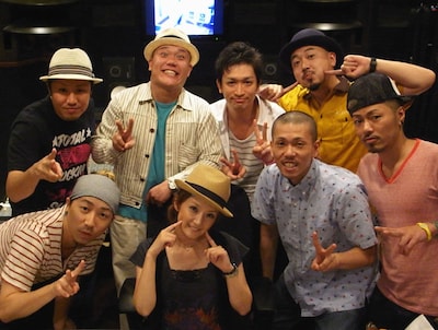 千秋を囲むET-KINGの7人。