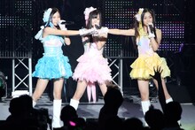 「ウィンブルドンに連れて行って」を歌うSKE48の矢神久美（写真左）、高柳明音（中央）、石田安奈（右）。