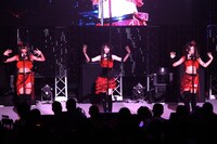 「雨のピアニスト」を披露するSKE48の向田茉夏（写真左）、松井玲奈（中央）、古川愛李（右）。