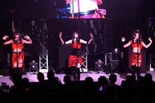 「雨のピアニスト」を披露するSKE48の向田茉夏（写真左）、松井玲奈（中央）、古川愛李（右）。