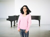 過去に“メガネ女子限定”“メガネっ子カップル限定”イベントを開催するなど、メガネには並々ならぬこだわりを持つアンジェラ・アキ。