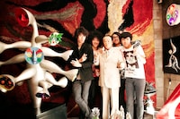 OKAMOTO'Sと岡本太郎像（オカモトコウキは写真左から2番目）。