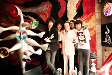 OKAMOTO'Sと岡本太郎像（オカモトコウキは写真左から2番目）。