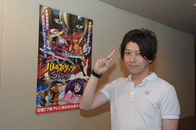 クラッキー・レイと同じポーズを決める小野大輔。曲のイメージについては「ミラーボールが回ってる感じですよね（笑）」とコメント。(C)サンライズ・メ～テレ