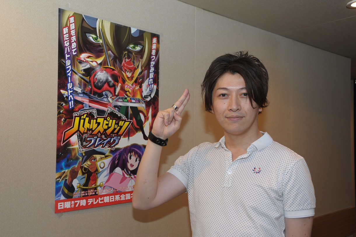 「バトルスピリッツ ブレイヴ」エンディングテーマは、登場キャラクター「クラッキー・レイ」の声を務める小野大輔が担当（写真は記者会見の様子）。/ (C)サンライズ・メ～テレ