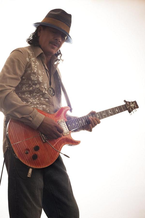7月9日に全米ツアーのステージ上で、自身のライブにゲスト参加していた女性ドラマー、シンディー・ブラックマンにプロポーズしたことも話題になったサンタナ。