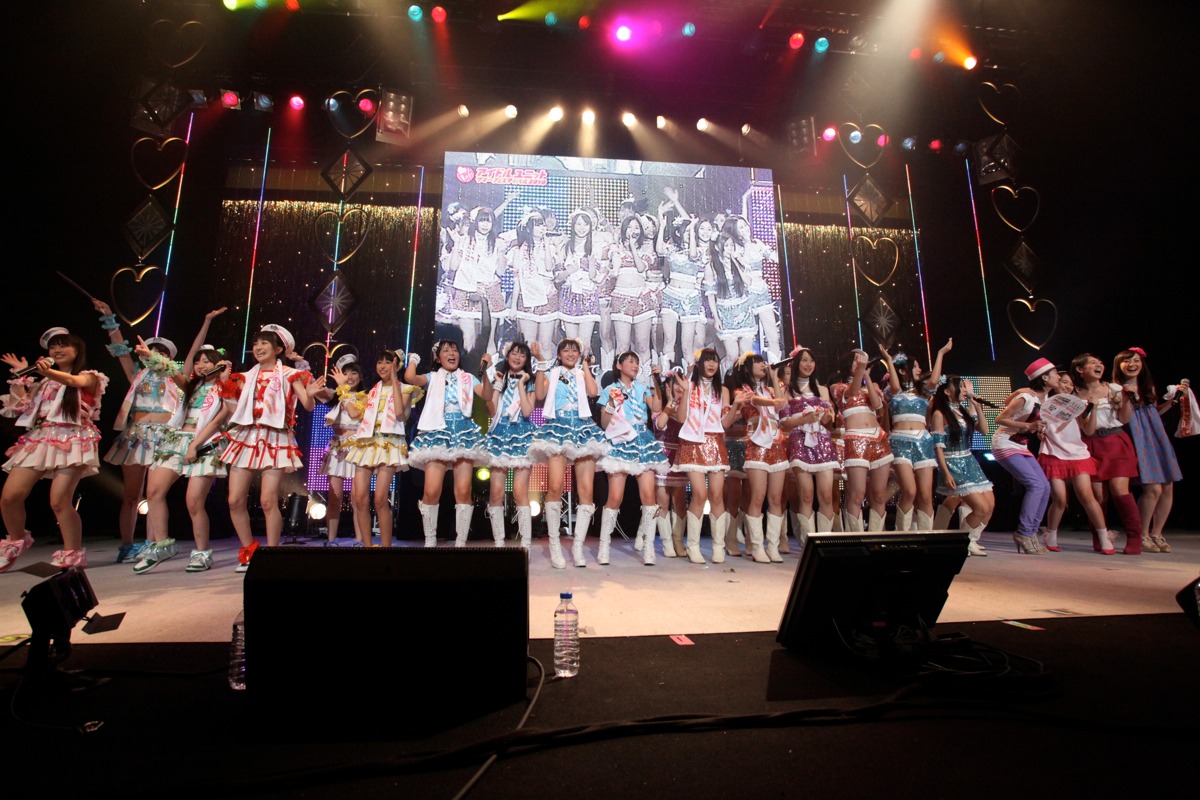 エンディングのセッションの様子。なお、31日の公演では出演者全員で「年下の男の子」を披露した。
