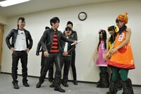 同じ事務所の先輩芸人、超新塾からレクチャーを受ける花の三姉妹。