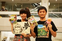 即興コラボで作り上げたイラスト＆書道作品を手に記念撮影をする南波志帆＆なばたとしたか。