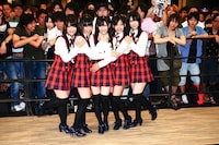 イベント終了後には、報道陣向けに囲み取材も実施。メンバーの平嶋夏海（写真左）は今回の新曲について、「（カシアス島田は）秋元（康）さんにはなかった言葉の使い方があって、新鮮でした」とコメント。