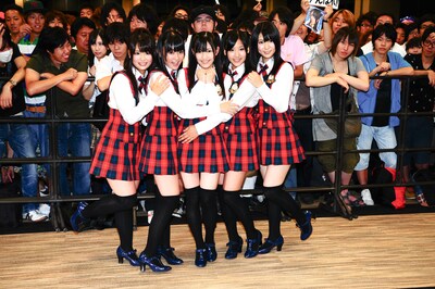 イベント終了後には、報道陣向けに囲み取材も実施。メンバーの平嶋夏海（写真左）は今回の新曲について、「（カシアス島田は）秋元（康）さんにはなかった言葉の使い方があって、新鮮でした」とコメント。