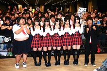 響の2人と一緒に記念撮影をする渡り廊下走り隊。