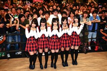 「ギュッ」のポーズでファンと記念撮影をする渡り廊下走り隊。