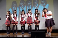 響・長友（写真右）が加わり、6人組としてステージに登場した渡り廊下走り隊。司会の小林に「（渡り廊下走り隊に）入りたいの？」と訊かれると、長友は「いつでも（響を）解散してやるよ！」と吐き捨てるように答えた。