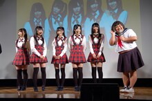 響・長友（写真右）が加わり、6人組としてステージに登場した渡り廊下走り隊。司会の小林に「（渡り廊下走り隊に）入りたいの？」と訊かれると、長友は「いつでも（響を）解散してやるよ！」と吐き捨てるように答えた。