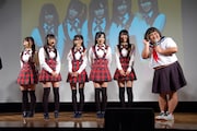 響・長友(写真右)が加わり、6人組としてステージに登場した渡り廊下走り隊。司会の小林に「(渡り廊下走り隊に)入りたいの?」と訊かれると、長友は「いつでも(響を)解散してやるよ!」と吐き捨てるように答えた。