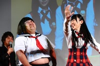 「ギュッ」のビデオクリップでは、好きな相手をビンタしてしまう役を演じた多田愛佳（写真右）。ファンからの「実際にやってみせて！」という声に応え、長友にビンタをして爆笑を巻き起こした。